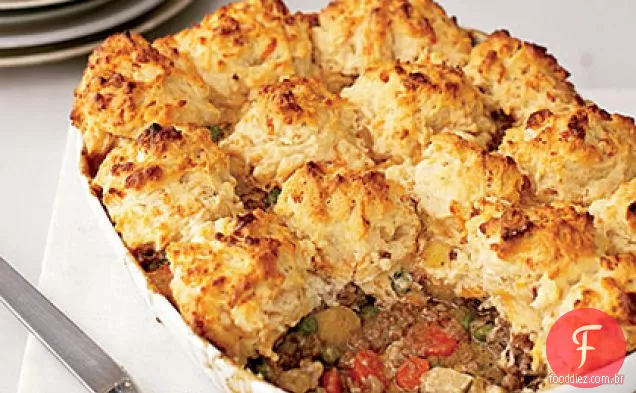 Potpie de carne e vegetais com biscoitos de Cheddar