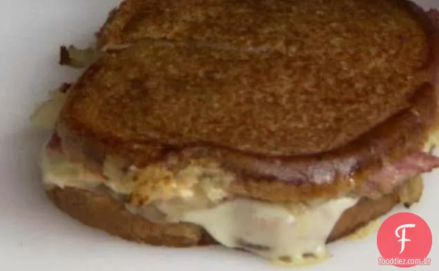 Carne enlatada e repolho Reuben