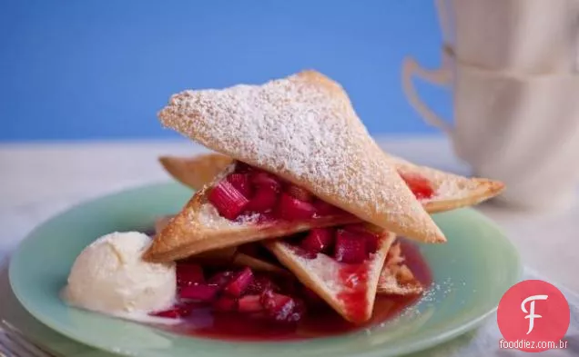 Morango-ruibarbo Napoleões com creme Fraiche sorvete