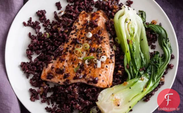 Salmão de gengibre sobre arroz preto com Bok Choy