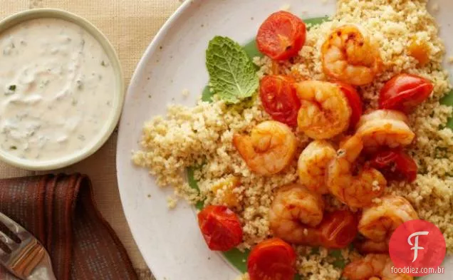 Camarão e cuscuz de 20 minutos com iogurte-molho Hummus