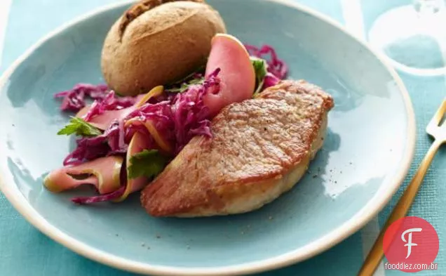Bifes de lombo de porco com repolho murcho e maçãs