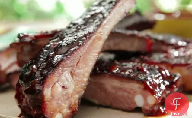 Costelas de churrasco com molho de churrasco de cerveja de raiz