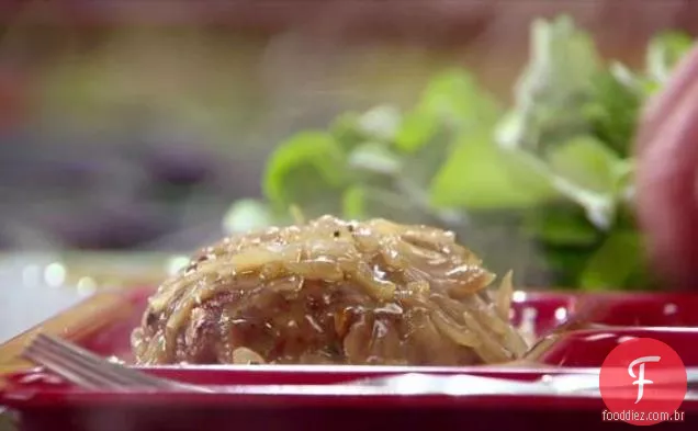 Salisbury bife com purê de batatas e pastinaga e agrião