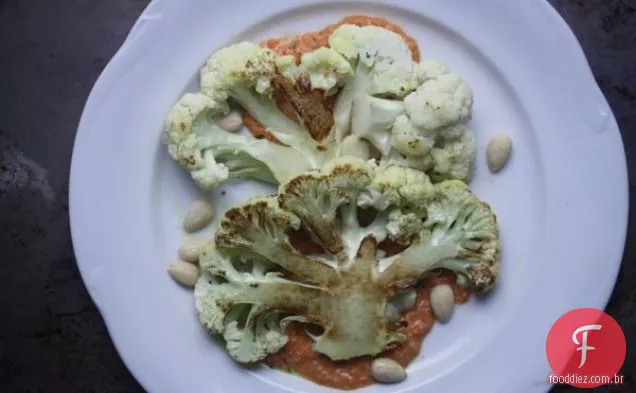 Bifes De Couve-Flor Com Molho Romesco