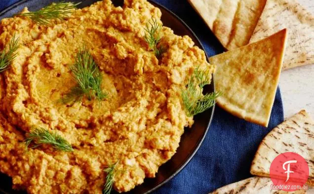 Hummus de endro e fatias de Pita torradas