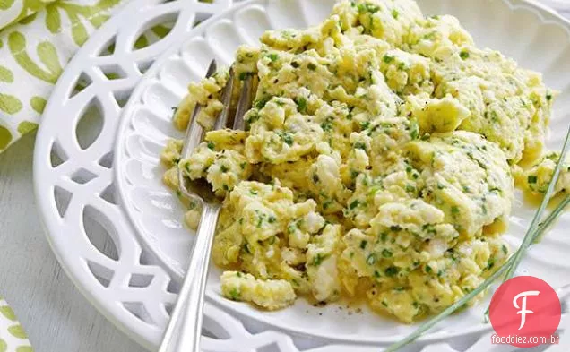 Ovos Mexidos cremosos com queijo e cebolinha