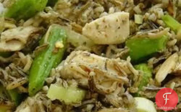 Salada de arroz selvagem de frango e ervilha