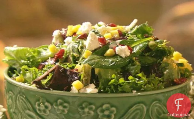 George de Tybee Mixed Greens jogado em vinagrete de mel