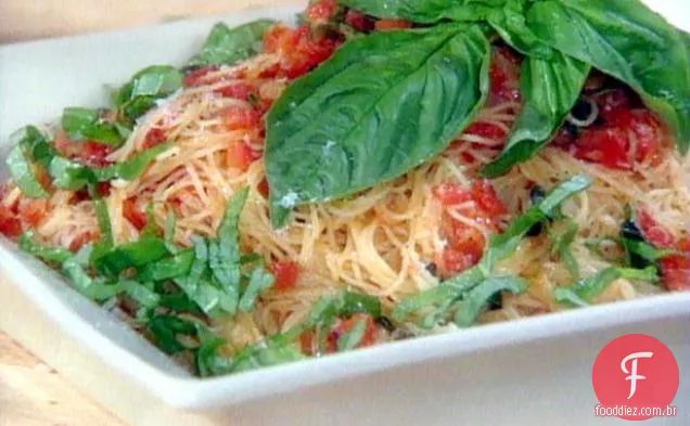 Tomate fresco, manjericão e molho de alho sobre Macarrão Com Cabelo De Anjo