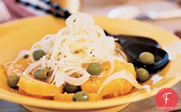 Salada de erva-doce-laranja com azeitonas verdes