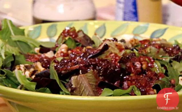 Pêra, noz torrada e salada verde misturada com champanhe-vinagrete de Cranberry