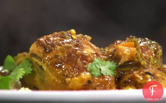 Açafrão e frango cominho com Chiles, laranjas de canela e cuscuz de grão de Bico De Azeitona