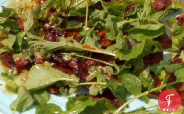 Costelas curtas marinadas com cebolinha grelhada e Salada De Hortelã