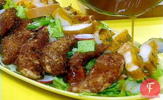 Licitações de frango com casca de noz-pecã e salada com molho de bordo picante