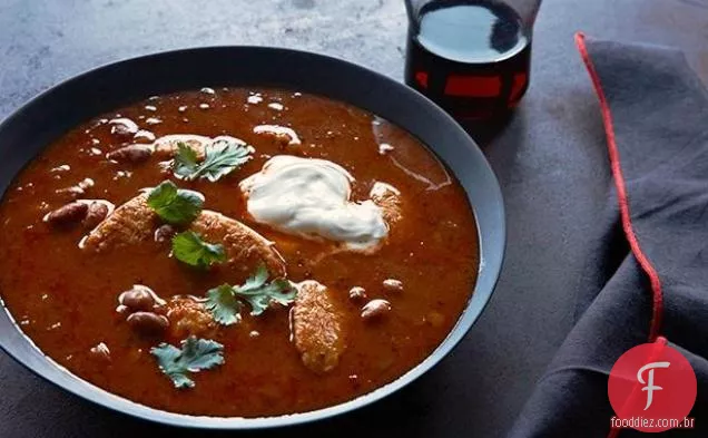 Chili Mexicano picante com bolinhos de dedo de frango