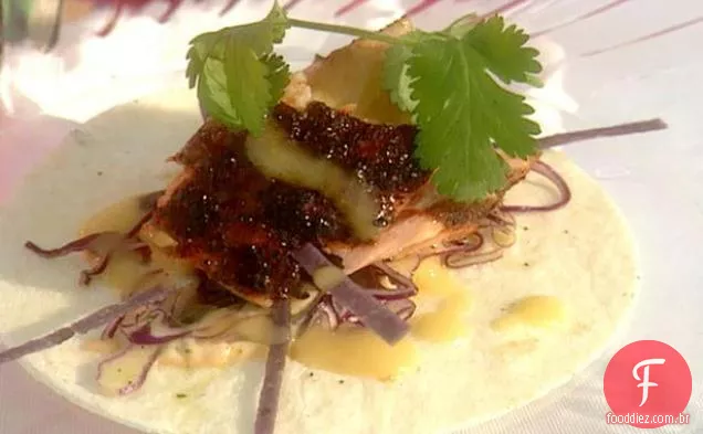 Taco de salmão com churrasco de laranja azeda com salada de repolho roxo e molho Chileno defumado