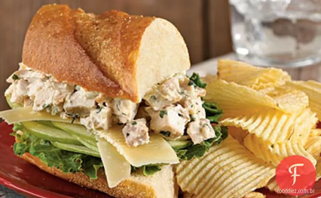 Sanduíches de salada de frango estragão com maçã