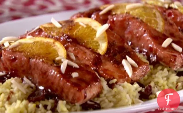 Salmão envidraçado com arroz de açafrão cereja seco