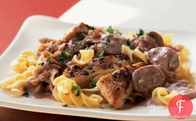 Frango com creme de noz-pecã e cogumelos