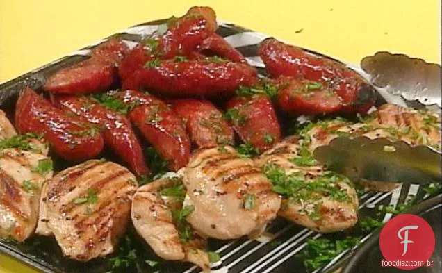 Peitos de frango grelhados e Linguica