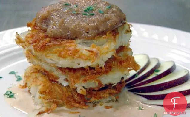 Panqueca de batata crocante com molho de maçã e queijo de cabra