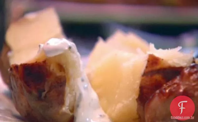 Batatas assadas com creme azedo de Cebolinha