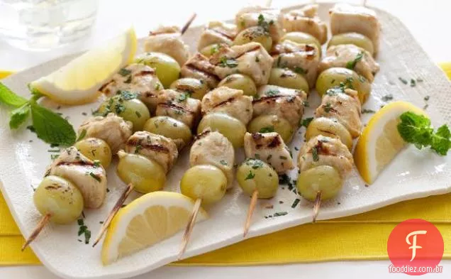 Espetos de frango e uva temperados