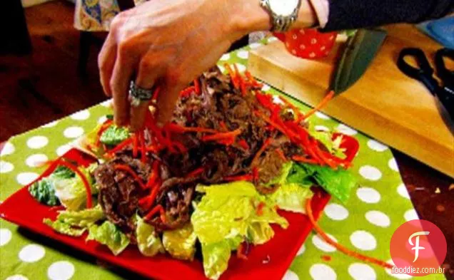 Salada de carne asiática com coentro, cebolinha e sementes de gergelim