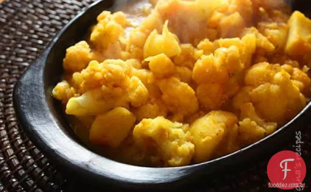Couve-Flor Com Especiarias Indianas E Batata Também Conhecida Como Aloo Gobi