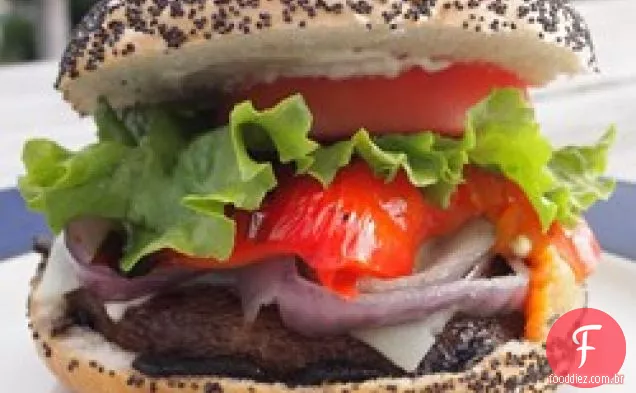 Sanduíche de Portobello grelhado com pimenta vermelha assada e mussarela