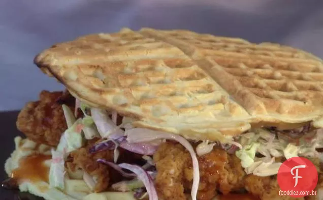 Frango frito e Sliders Waffle com maionese picante