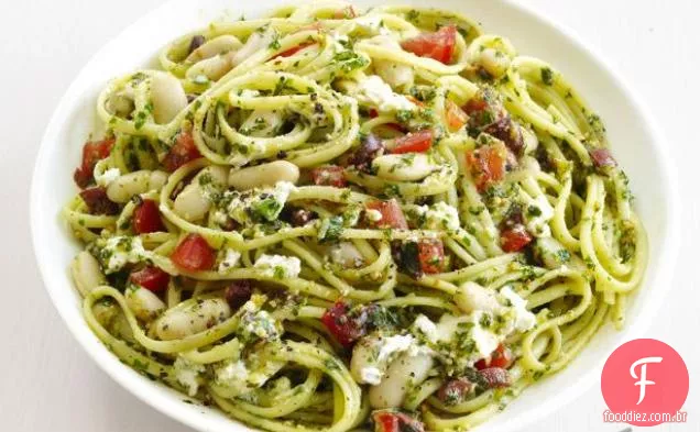 Linguine com pesto de amêndoa e feijão