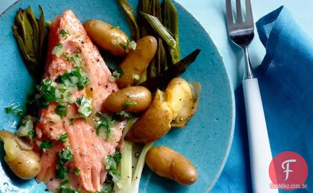 Salmão assado lento com batatas