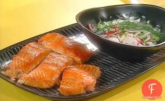 Salmão escalfado no forno a la Paige com endro, cebola Vidalia e sabor de pepino