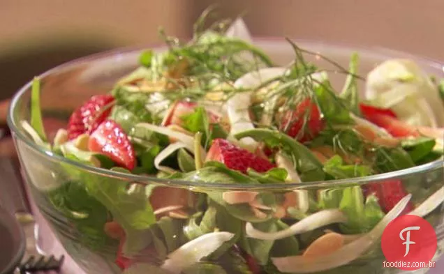 Salada de erva-doce, rúcula e morango