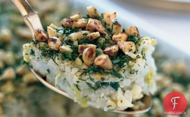 Couve-flor-Kugel de alho-poró com crosta de amêndoa e erva