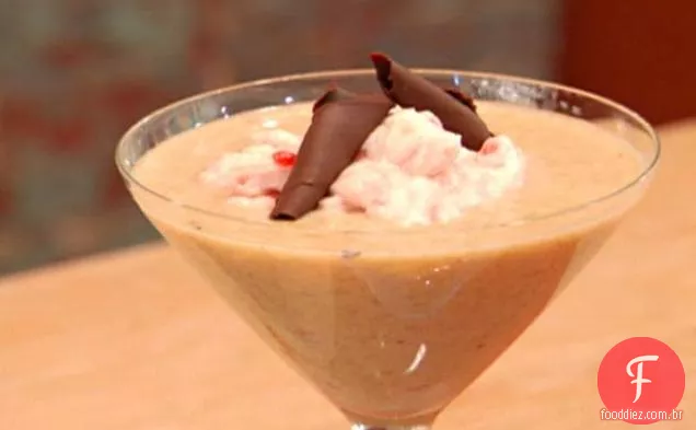 Pudim de arroz com chocolate branco com cerejas Jubileu e amêndoas fatiadas