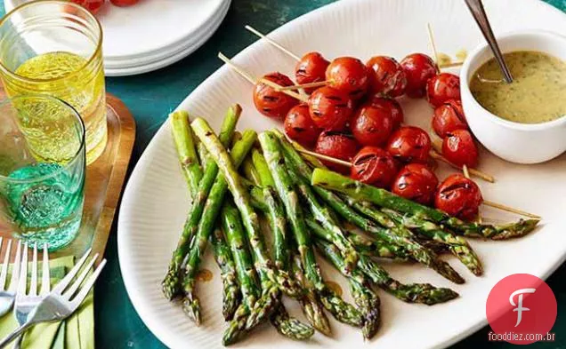 Espargos e espetos de tomate com mostarda de mel-molho de rábano
