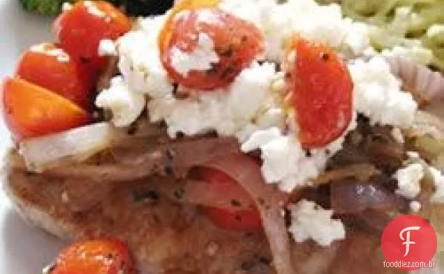 Costeletas de porco com tomate fresco, cebola, alho e queijo Feta