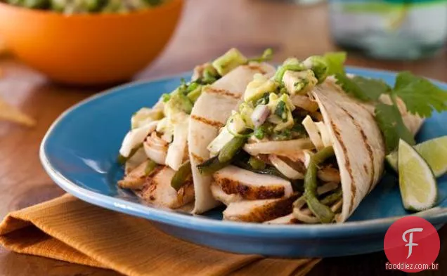 Tacos de peito de frango esfregados com especiarias com Poblanos grelhados, cebolas para churrasco e salada de repolho