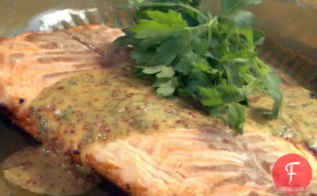 Filé de salmão grelhado com molho de mostarda e mel