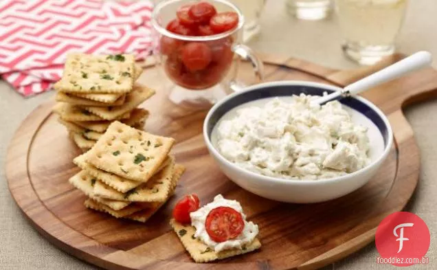 Molho de caranguejo com Salinas de alho e tomate cereja assado