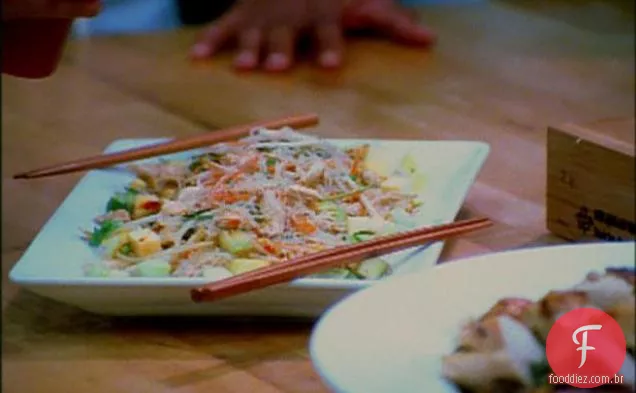 Salada tailandesa de frango e Macarrão De Vidro Com Molho Picante