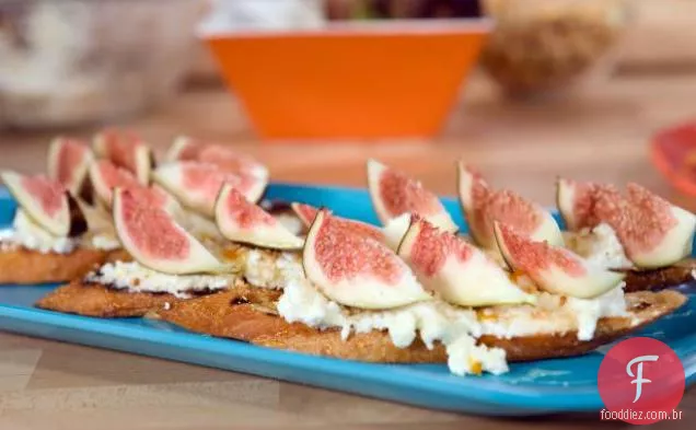 Crostini com ricota Doce, Mel e avelãs torradas
