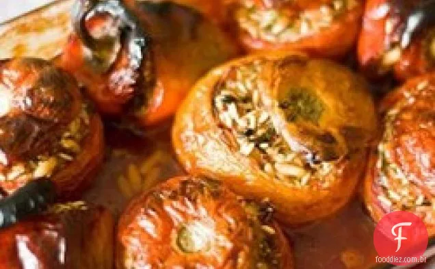 Tomates e pimentões recheados gregos (Yemista)