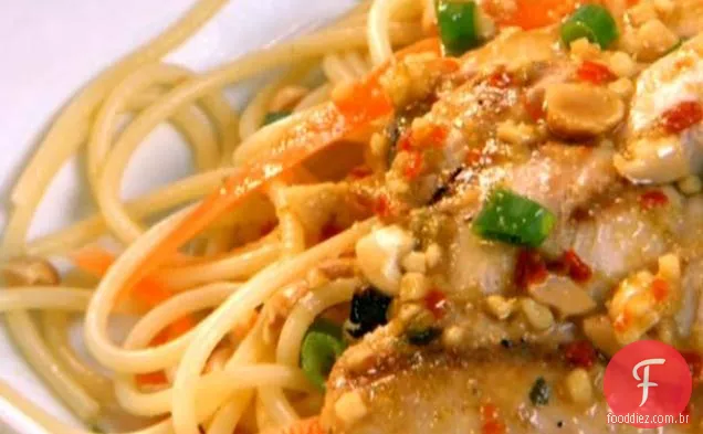 Frango com coentro e macarrão tailandês picante