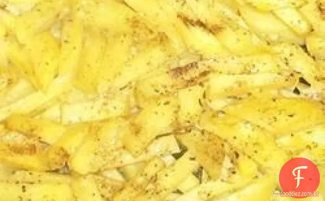Gratinado de batata com caldo de galinha, alho e tomilho