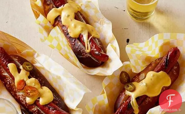 Pães de Pretzel com cães grelhados e molho de queijo picante