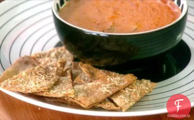 Batatas fritas parmesão Lavash com molho cremoso de tomate e manjericão